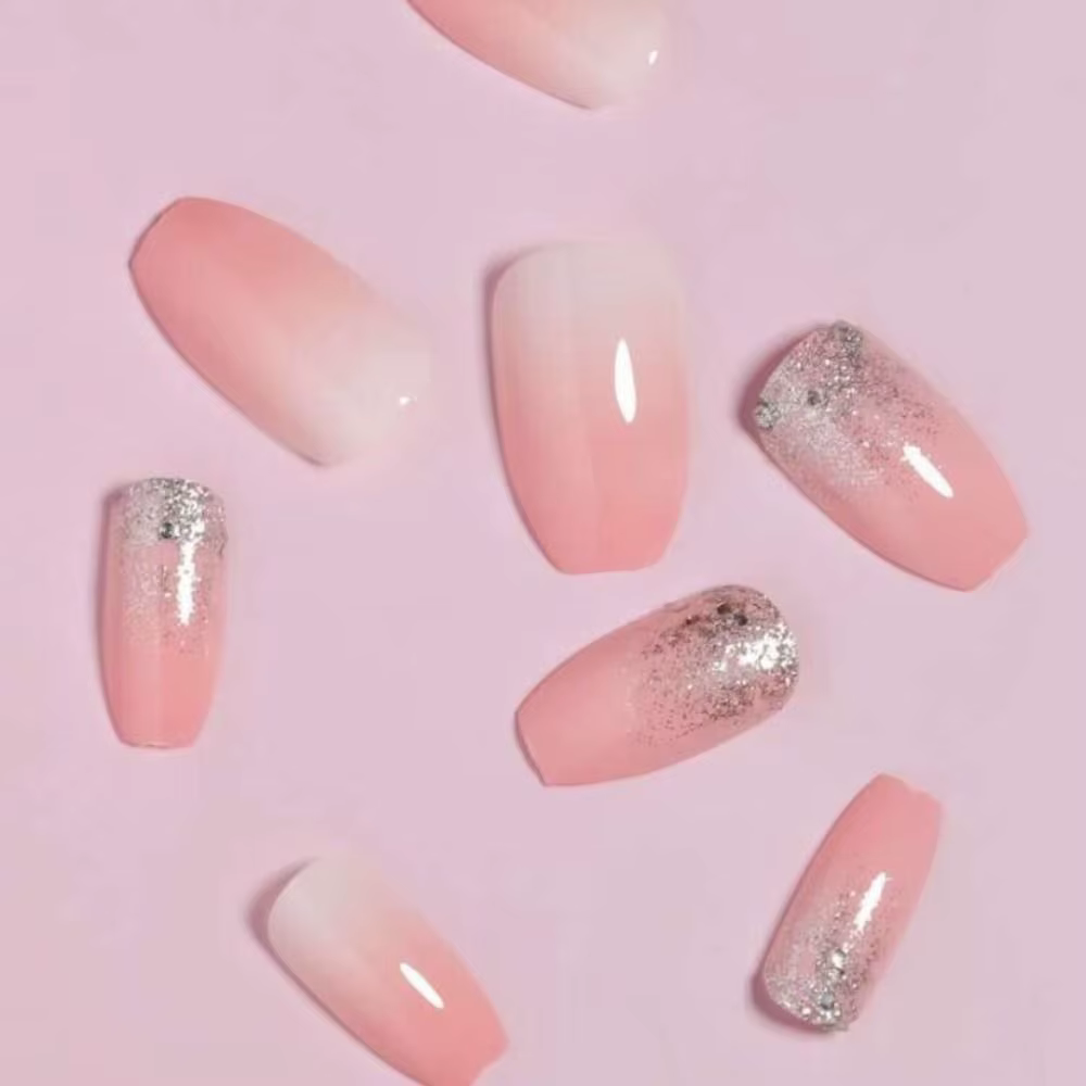 Faux ongles en forme de cercueil
