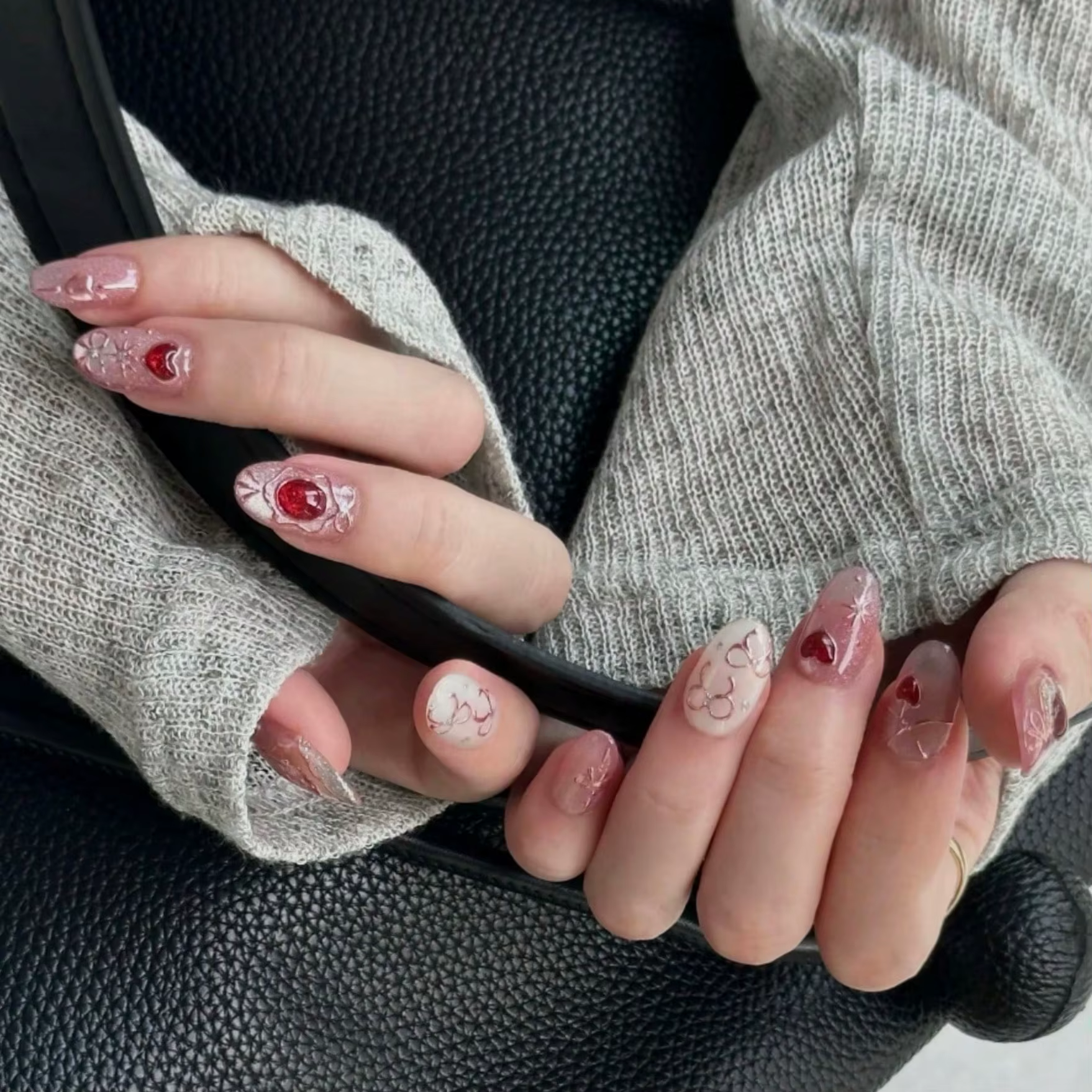 Dix faux ongles ovales élégamment pressés à la main