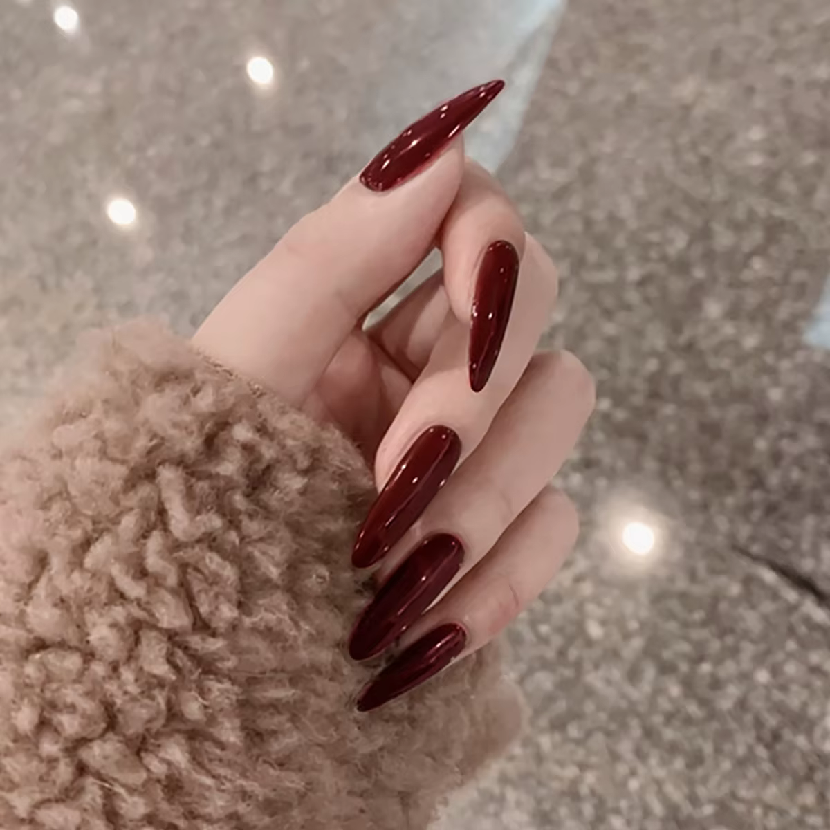 Faux ongles longs et pointus