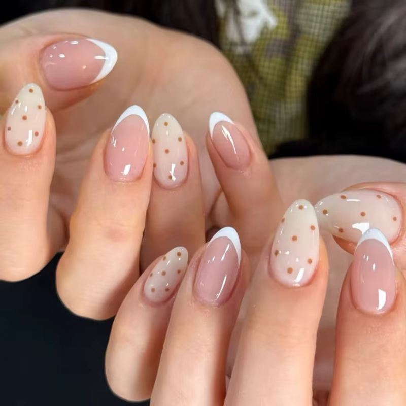 Blanc rond point à pois français brun Nail Art court