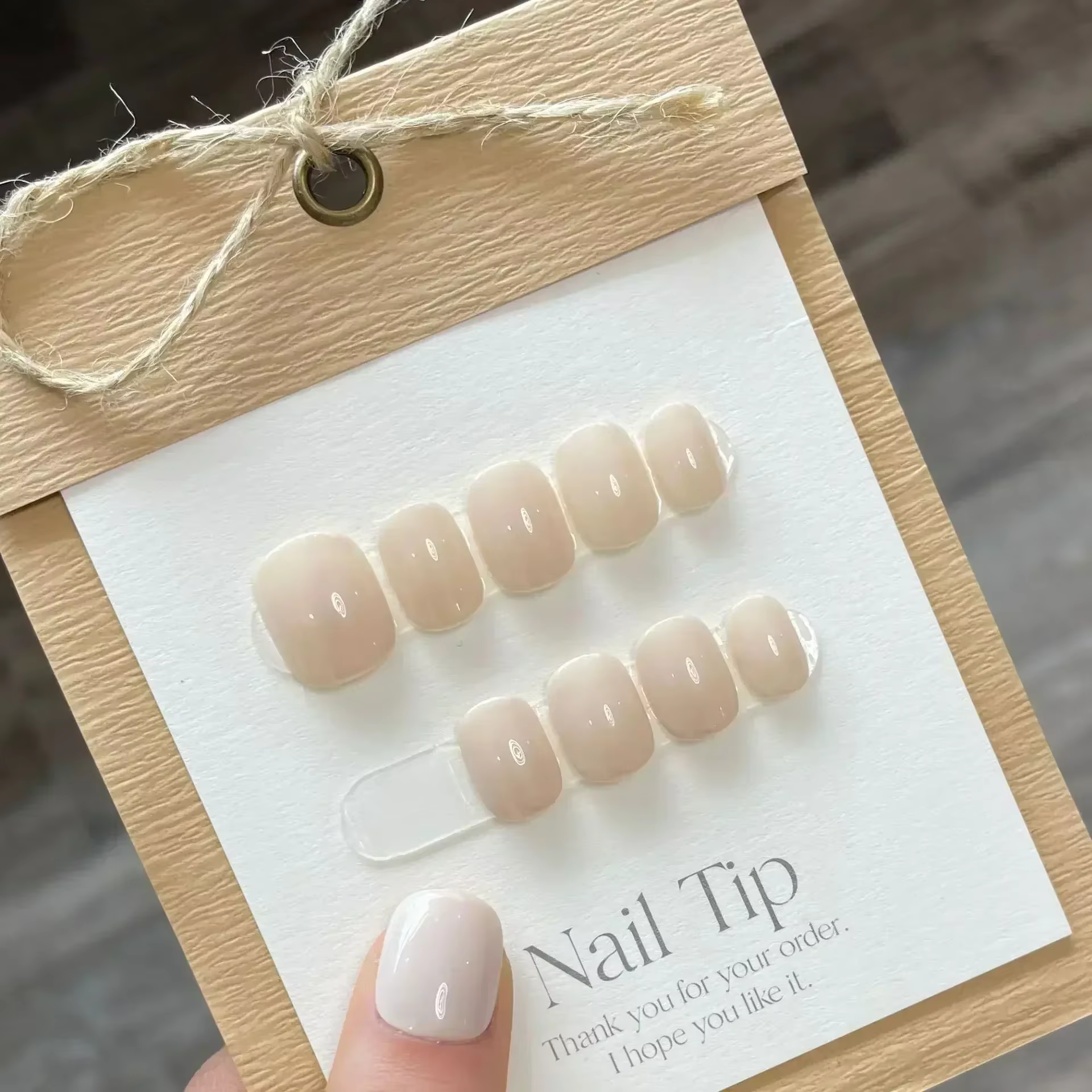 Faux ongles courts faits à la main
