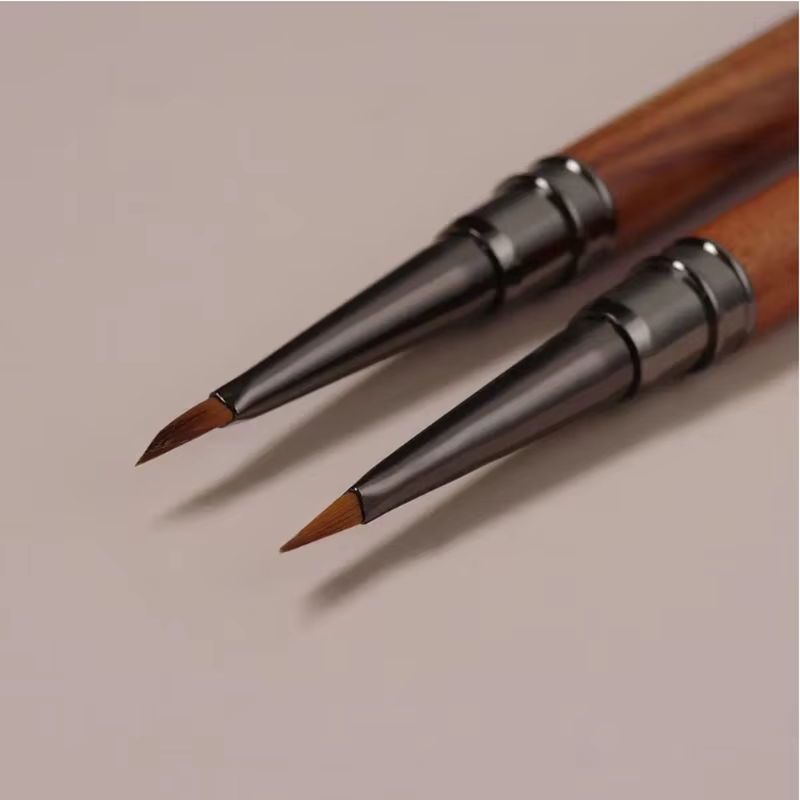 Brosse à ongles triangulaire avec manche rond en bois