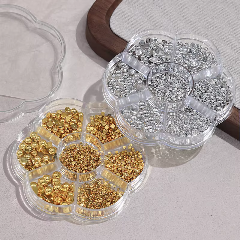 Décorations d'ongles en perles argentées et dorées à 7 compartiments