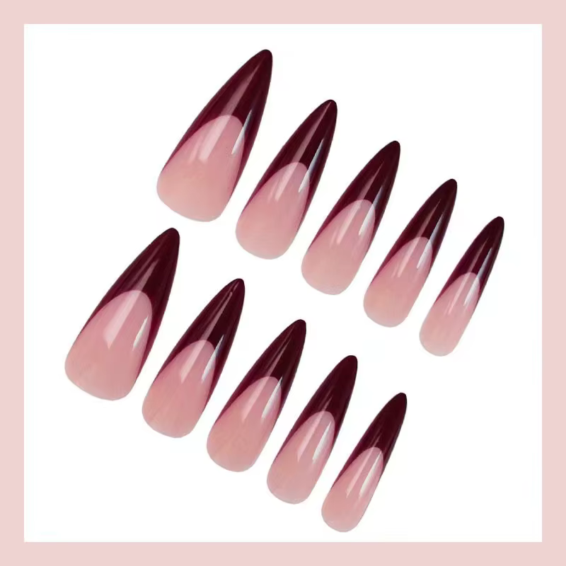 24 faux ongles longs et pointus pour une manucure rétro chic à la française