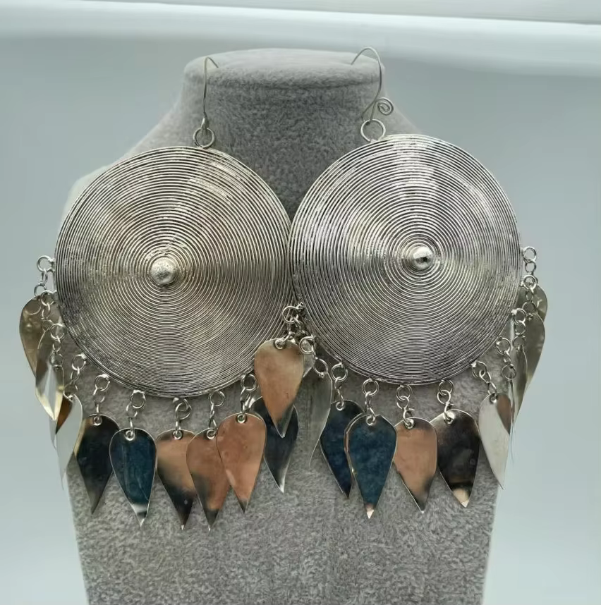 Miao – boucles d'oreilles individuelles en argent, faites à la main, dominateur exagéré, clous au lait