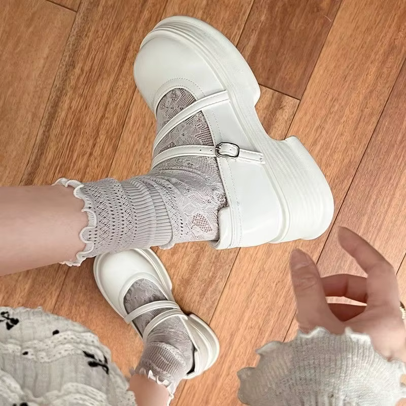 Nouvelles chaussures en cuir blancs pour femmes, style vintage français, à talon épais et semelle souple, idéales pour jupes, à talon carré.