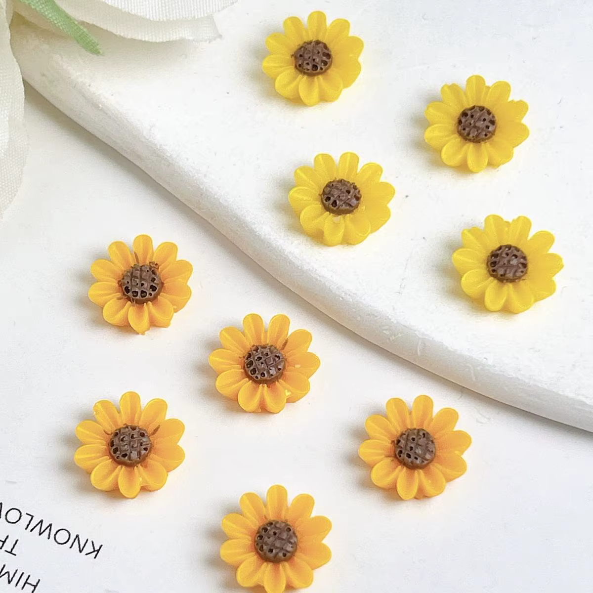 Décorations d'art d'ongle de tournesol simulé de Double couleurs 3D créatif petits breloques