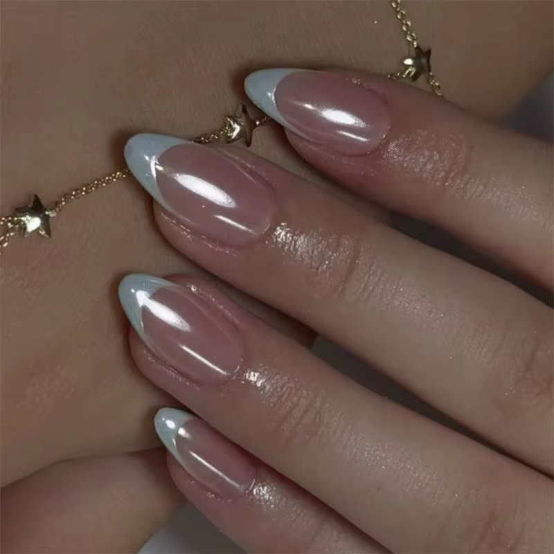 Faux ongles carrés courts brillants nacrés bleus unis pour l'été