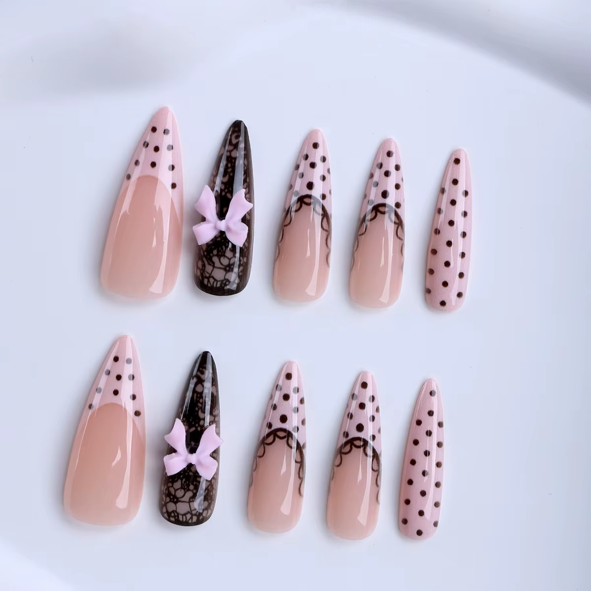 24 faux ongles noirs à pois avec dentelle