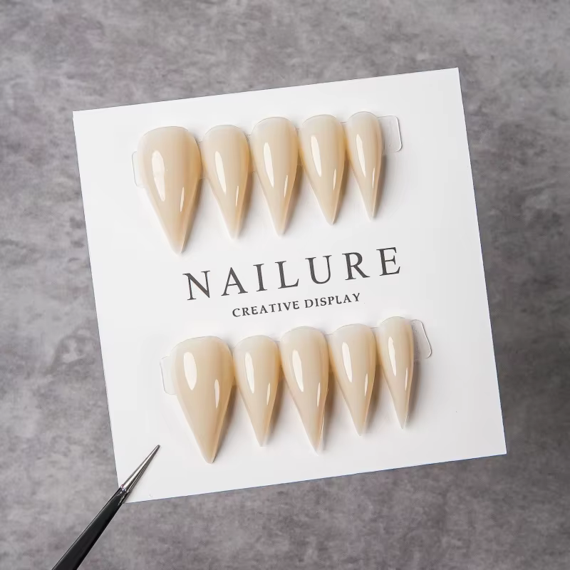 Faux ongles longs à talon aiguille couleur nude
