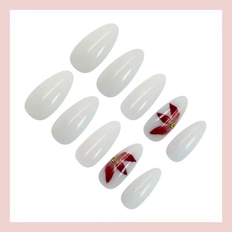 24 faux ongles ovales blancs mats avec décorations de fleurs de lys rouges peintes à la main