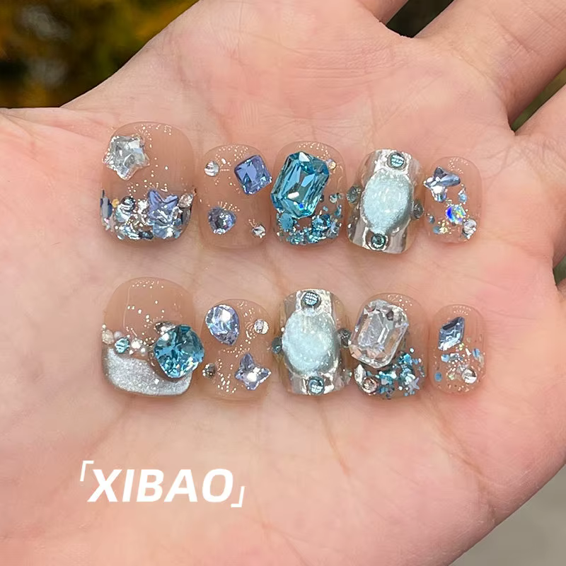 Faux ongles de luxe en cristal d'aigue-marine, faits à la main, courts, ronds, carrés, transparents, couleur nude, avec papillon scintillant en zircon