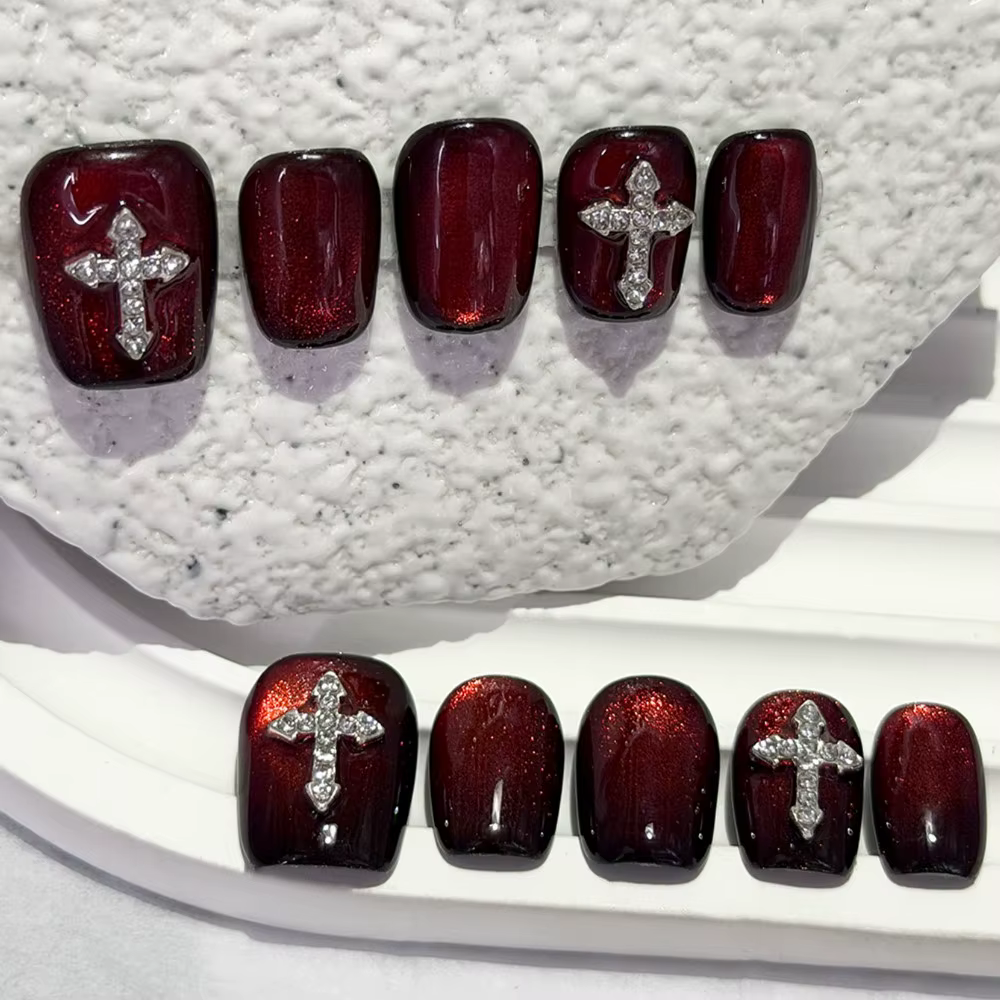 10 Pièces Faux Ongles à Presser Rouge Foncé Effet Œil de Chat Faits Main Extra Courts Forme Cercueil Diamants Scintillants 3D Luxe Croix Nail Art