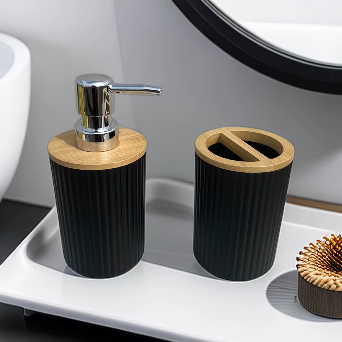 Ensemble d'accessoires de salle de bains, comptoir de vanité, distributeur de savon, brosse à dents, porte-coton-tige et plateau, décor de salle de bains, pots d'apothicaire
