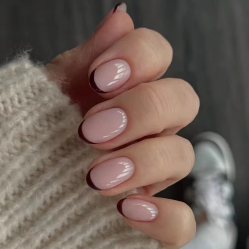 Français Nude Rose Bord rouge foncé Simple rond faux ongles Art amande