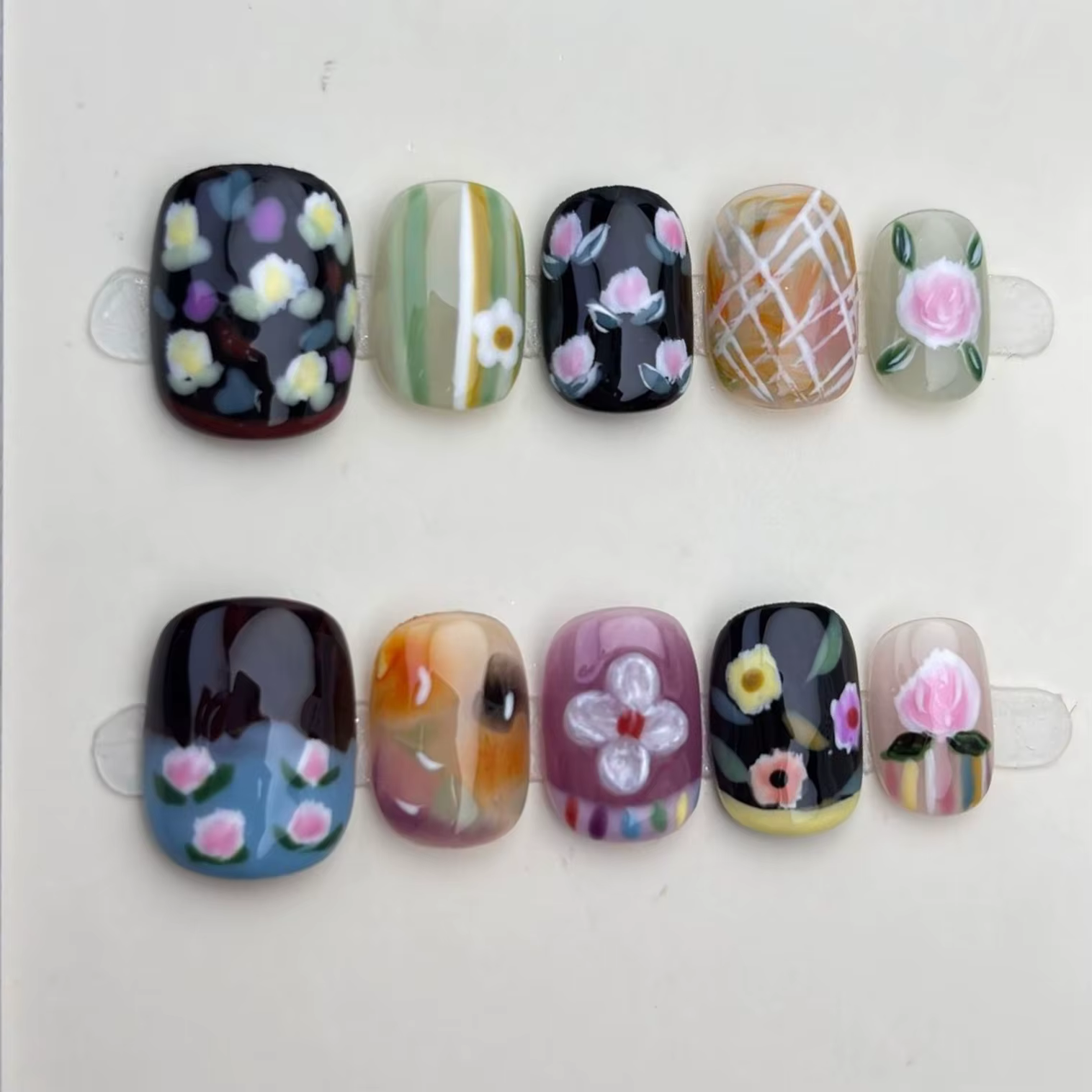 Ensemble d'ongles de dessin animé courts et ronds faits à la main
