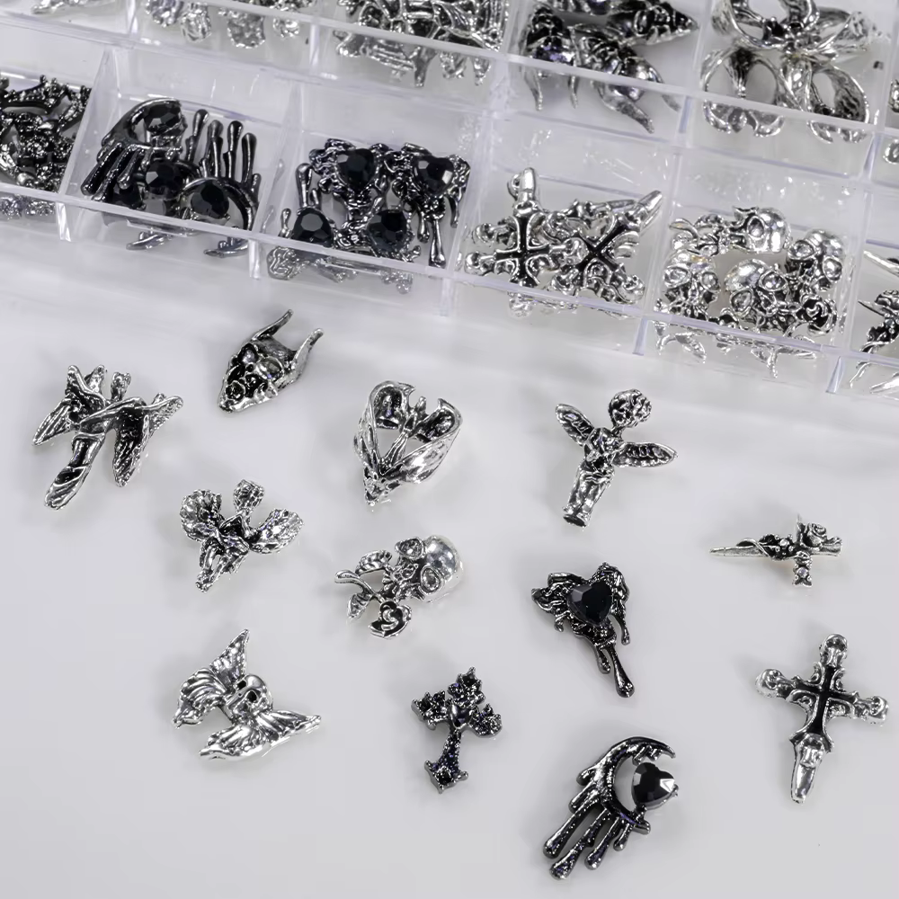 12 Grille 3D Halloween Punk rétro alliage croix ongles breloques Y2k gothique métal pistolet noir argent crâne