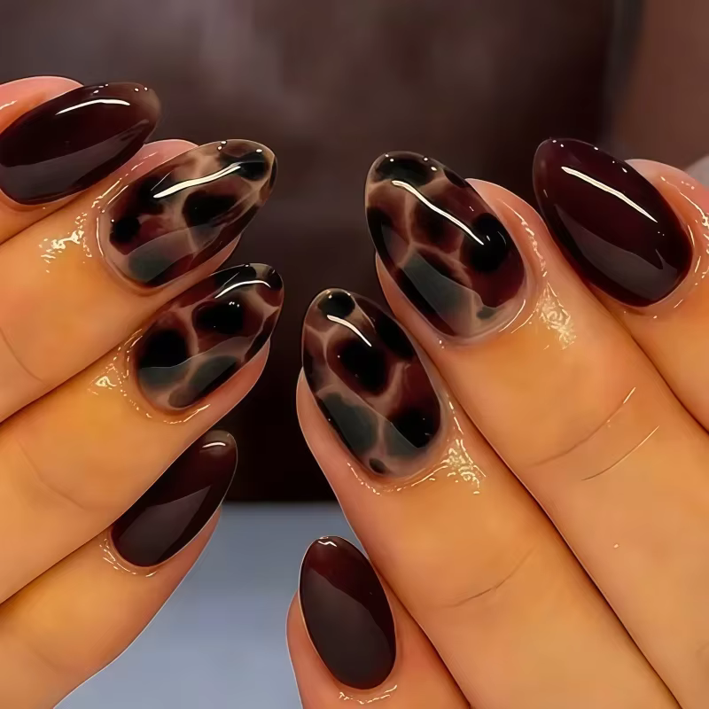 2026 : nouveau lot de 24 faux ongles minimalistes de forme amande, de style français, qui peuvent être utilisés en combinaison avec des manucures de type « patch ».