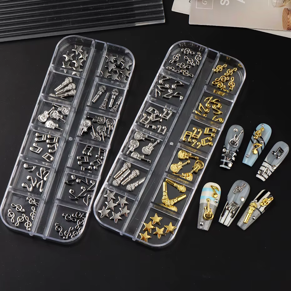 12 compartiments de breloques pour nail art en métal doré et argenté