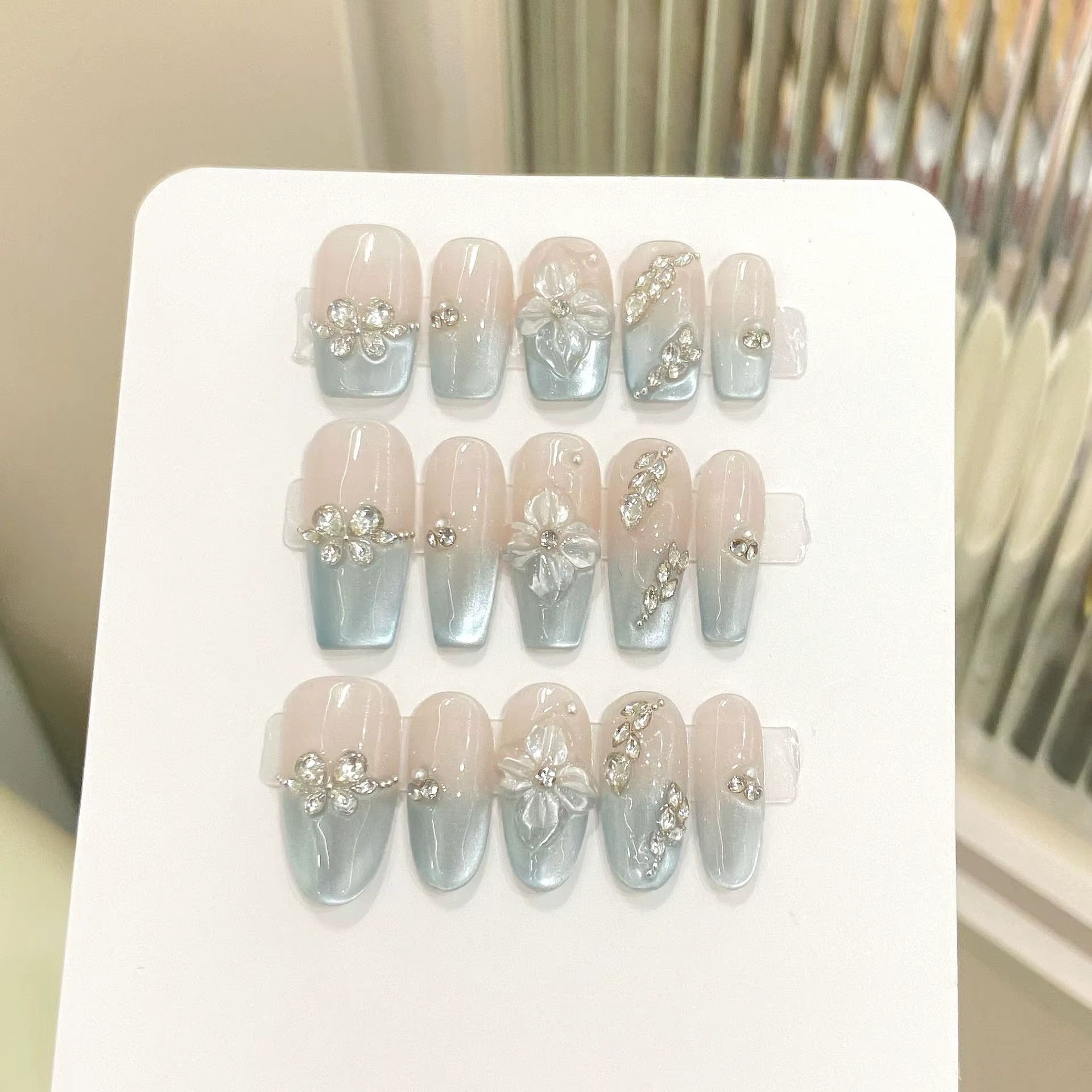 10 faux ongles faits à la main