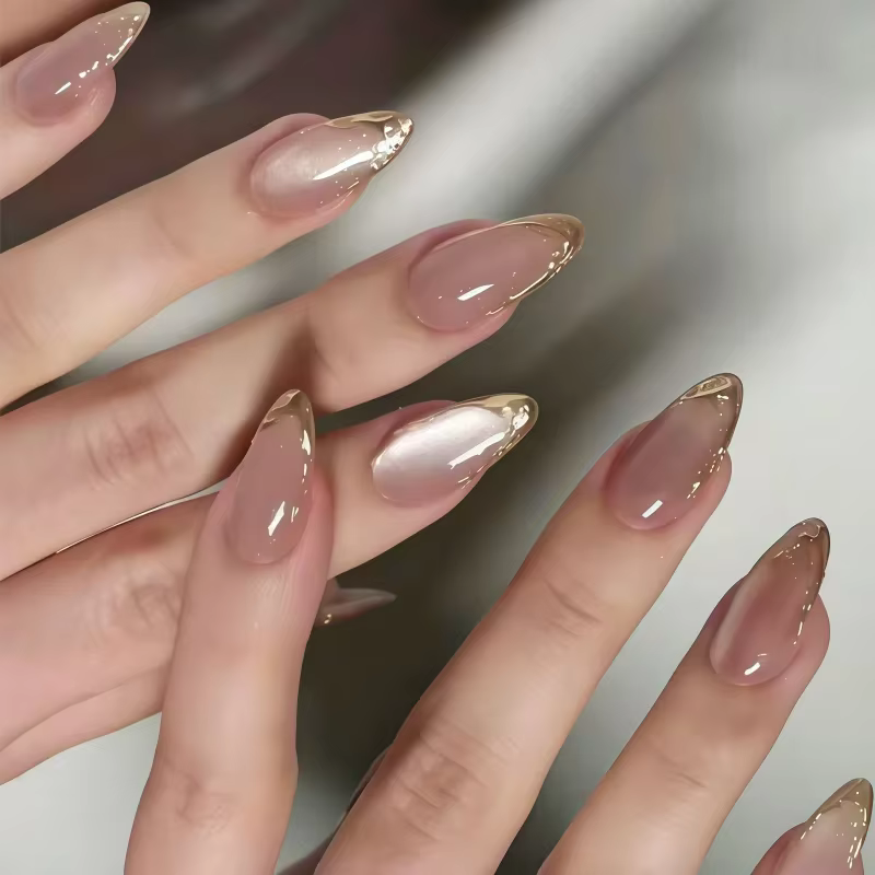 2026 : nouveau lot de 24 faux ongles minimalistes de forme amande, de style français, qui peuvent être utilisés en combinaison avec des manucures de type « patch ».