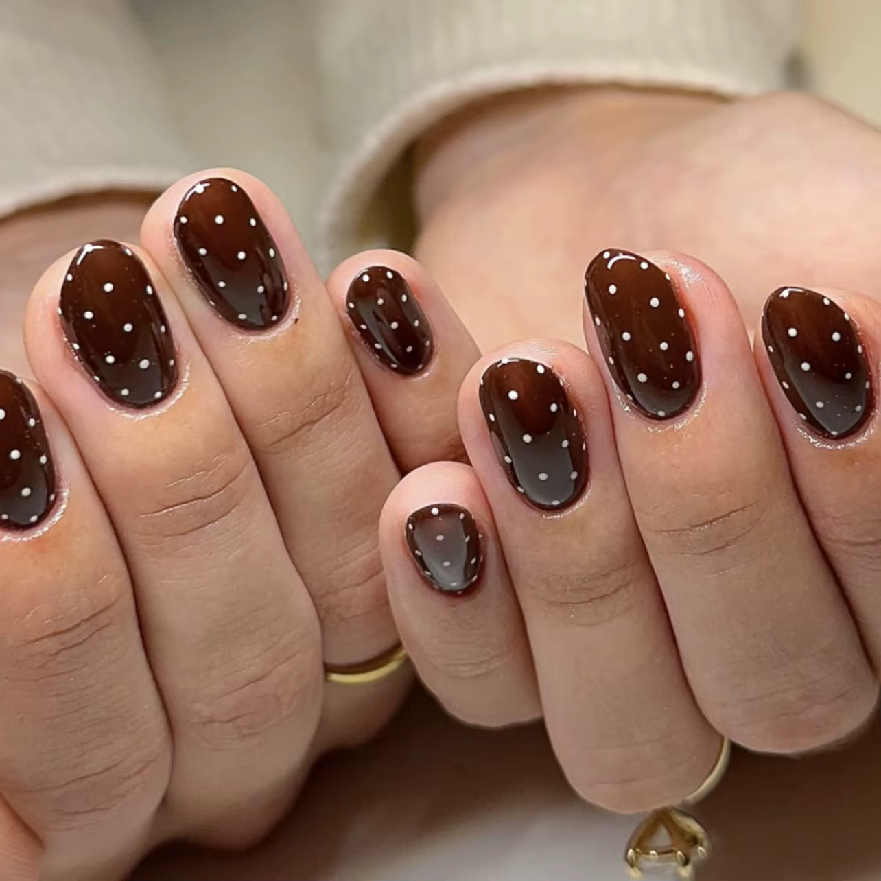 24 pièces blanc amande presse sur ongles noir à pois faux
