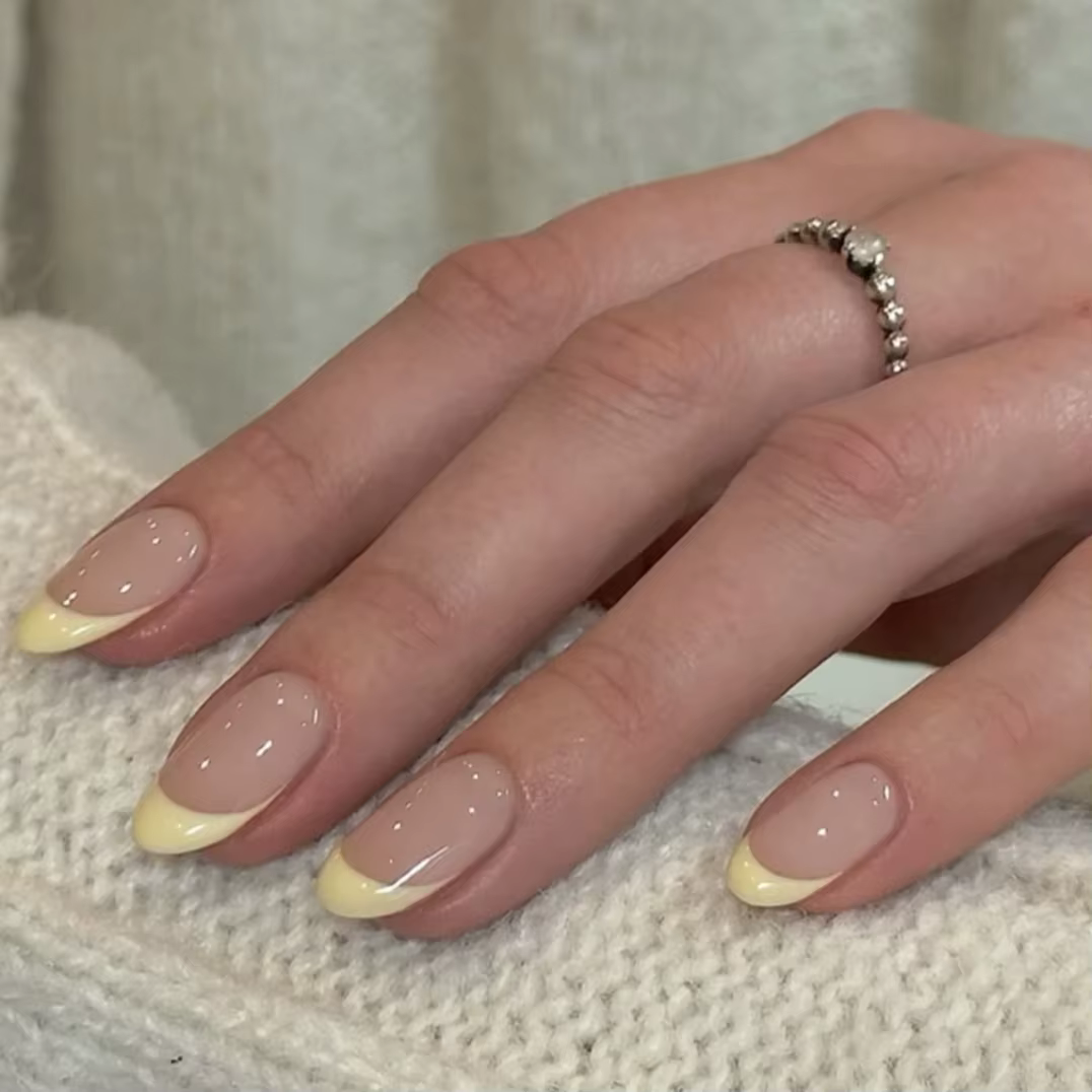 Français Nude Rose Bord rouge foncé Simple rond faux ongles Art amande
