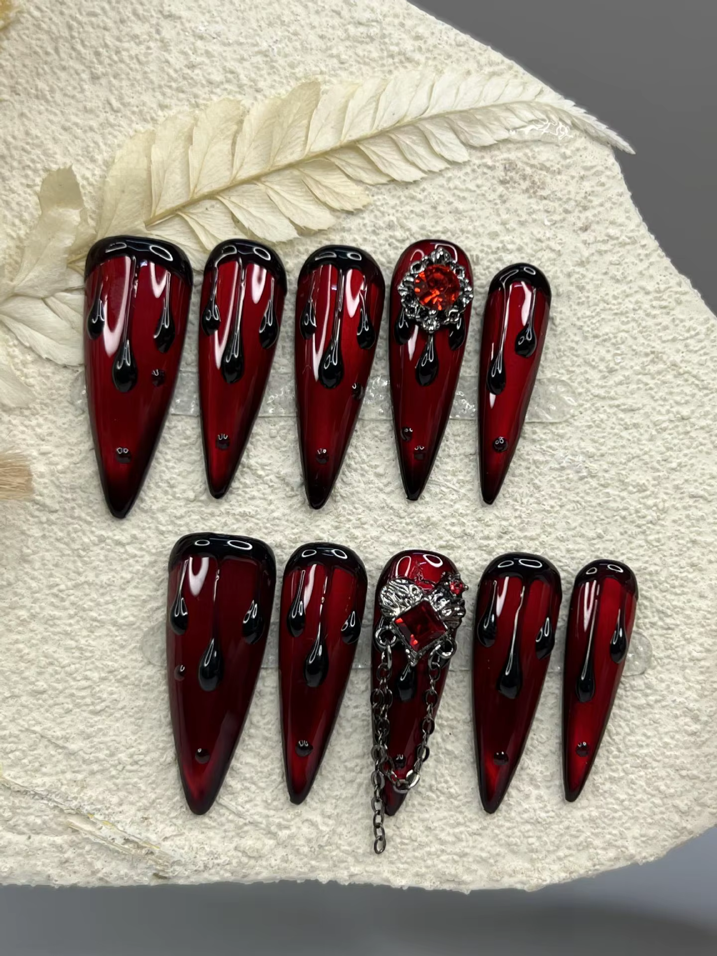 10 pièces de faux ongles faits à la main, thème Halloween, goutte de sang, style sombre, rubis, à presser – Ongles de haute qualité, parfaits comme cadeaux pour les filles