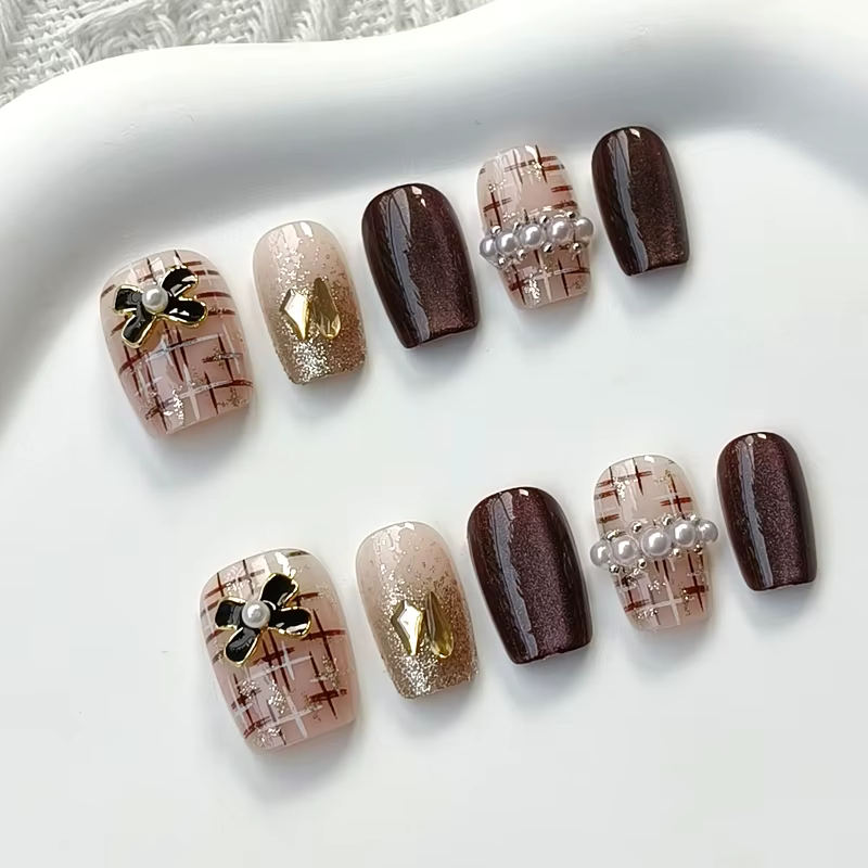 Femmes à la main papillon violet avec diamants conceptions scintillant oeil de chat presse sur les ongles pièce d'ongle