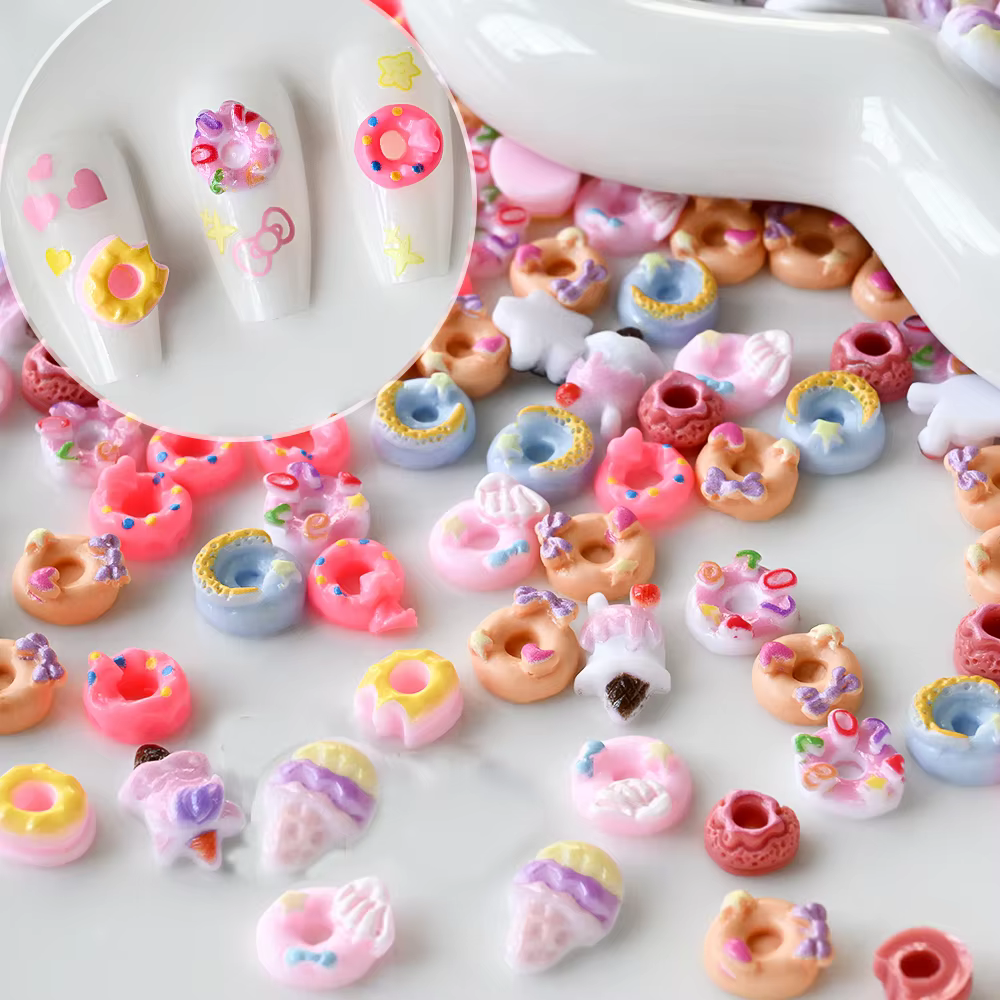 50 pièces 3D mixte dessin animé beignets Nail Art breloques Kawaii Dessert/beignet ongles décorations pour bricolage artisanat cheveux manucure accessoires