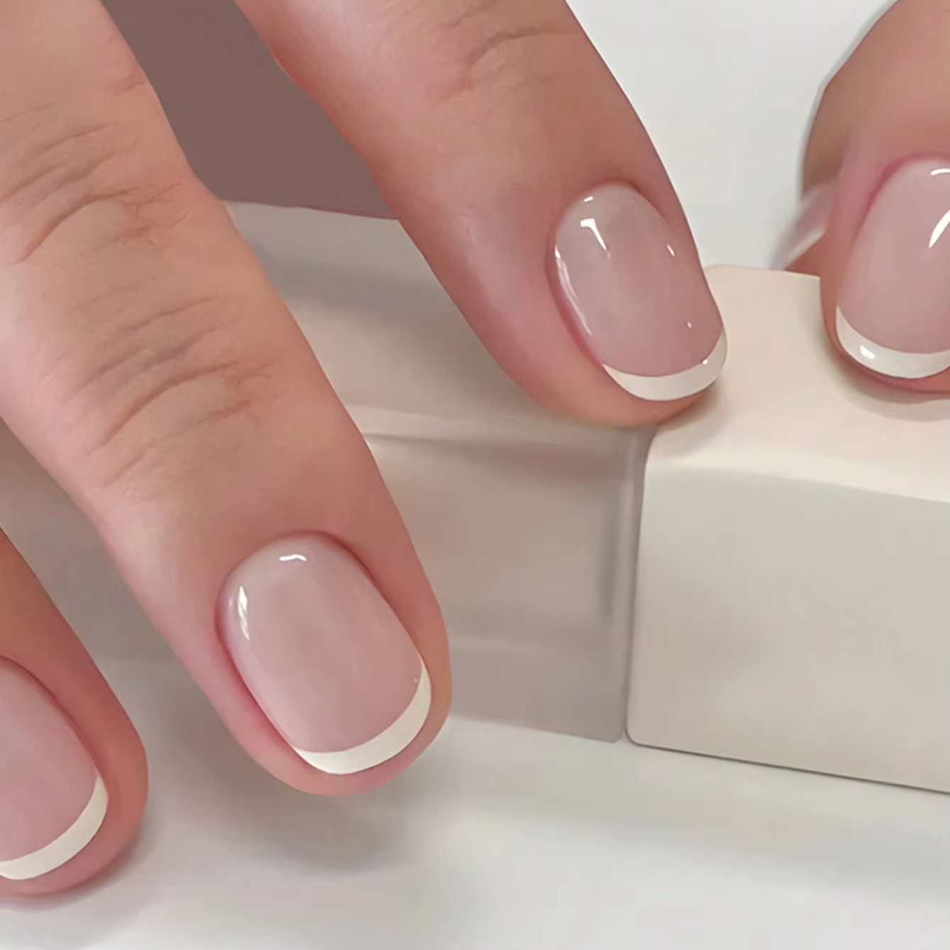 Faux ongles français simples et brillants