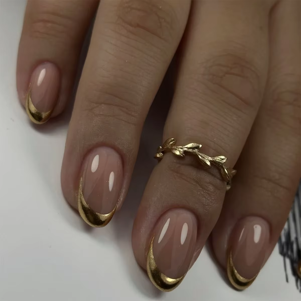 Faux ongles amande 3D dorés et noirs