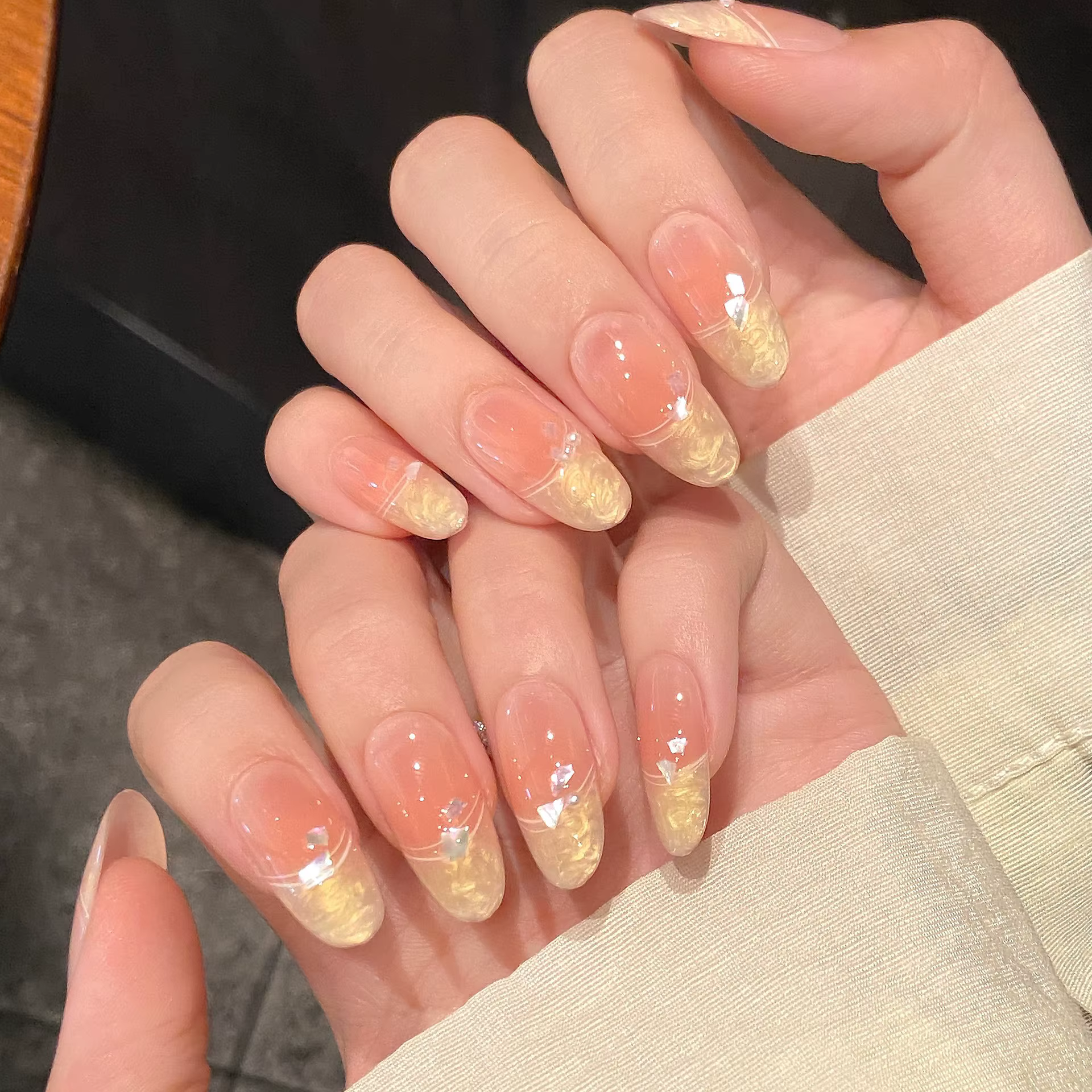 Presse rose faite à la main sur les ongles Simple Cateye ovale longueur moyenne portable faux