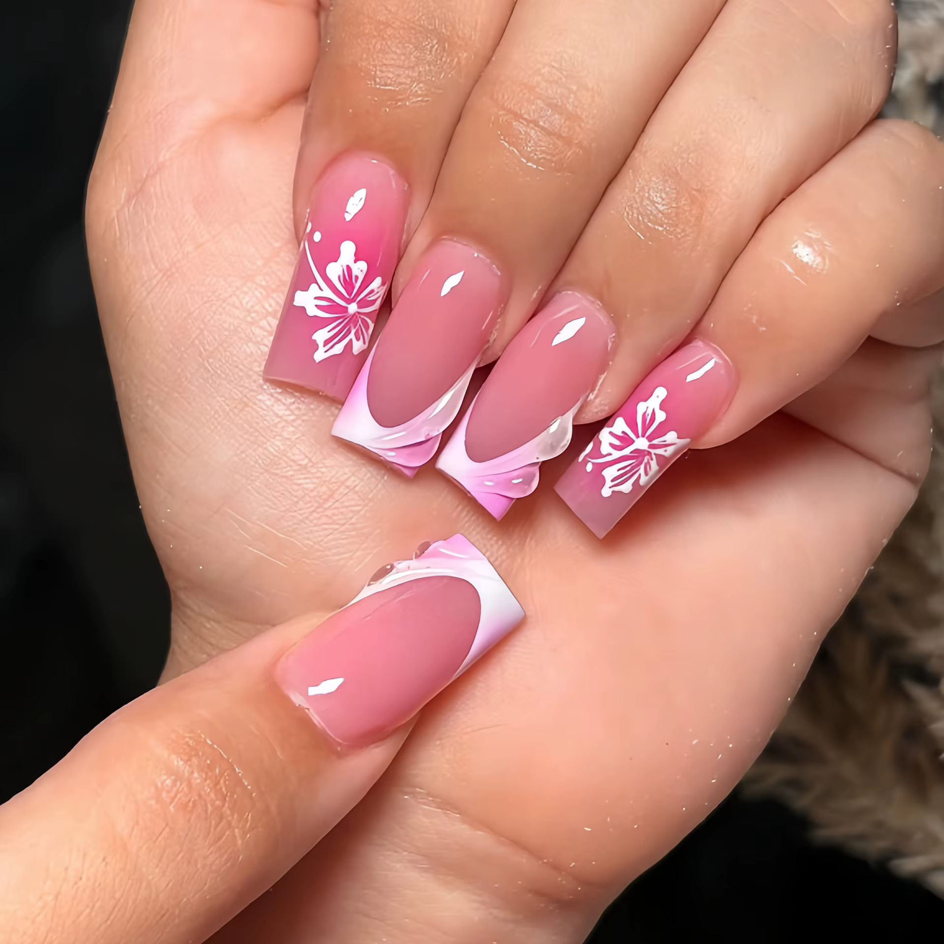 Manucure à la française style « ins » – ongles décoratifs avec motifs floraux