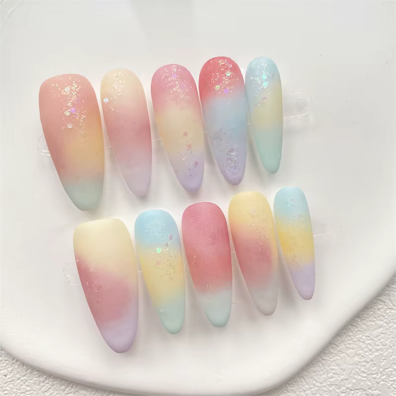 Longues amandes à la main presse sur les ongles colorés chanceux