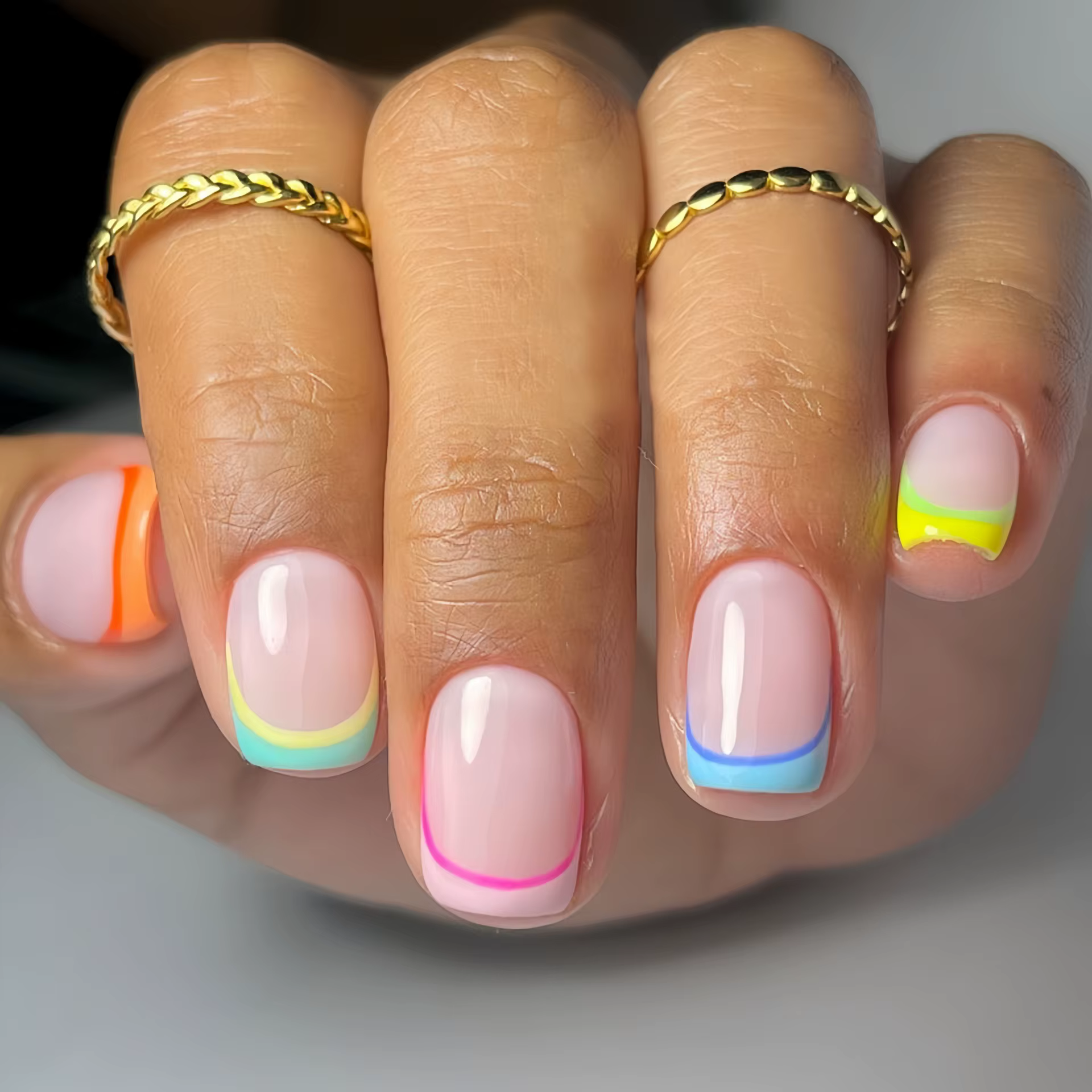 Faux ongles français colorés