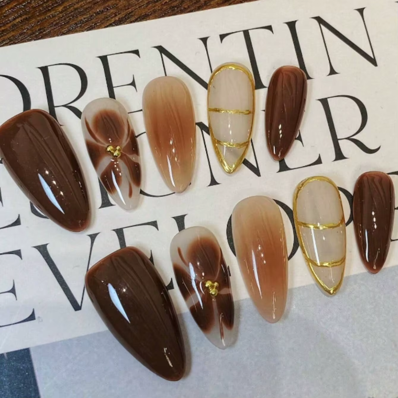 10 faux ongles en forme d'amande pressés à la main