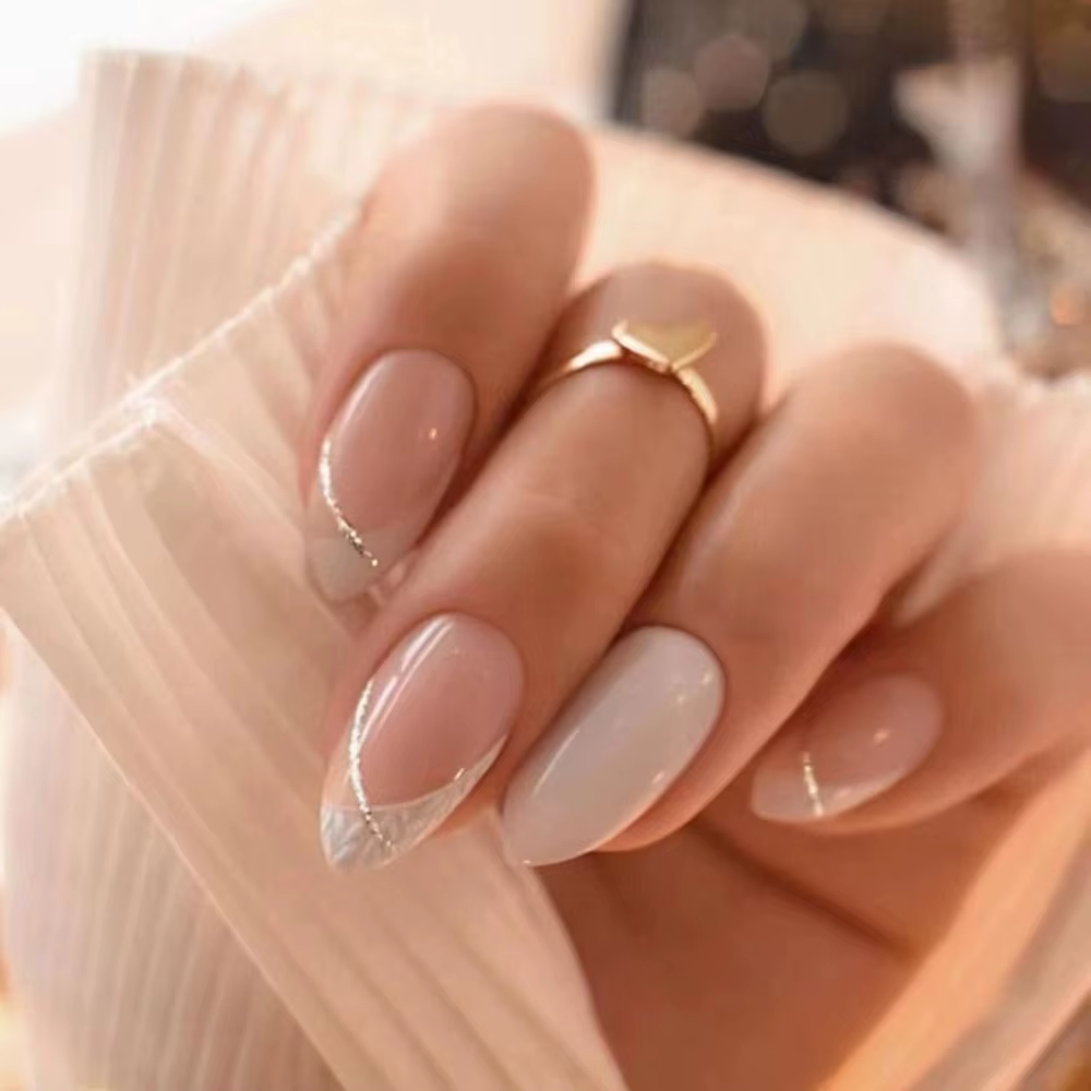 Manucure longue amande faux ongles français élégant presse