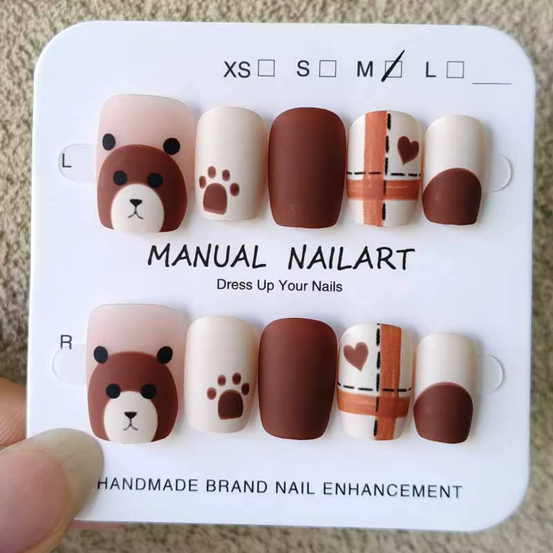 10 pièces automne et hiver Nail Art Maillard presse sur les ongles dessin animé mignon givré raton laveur peinture à