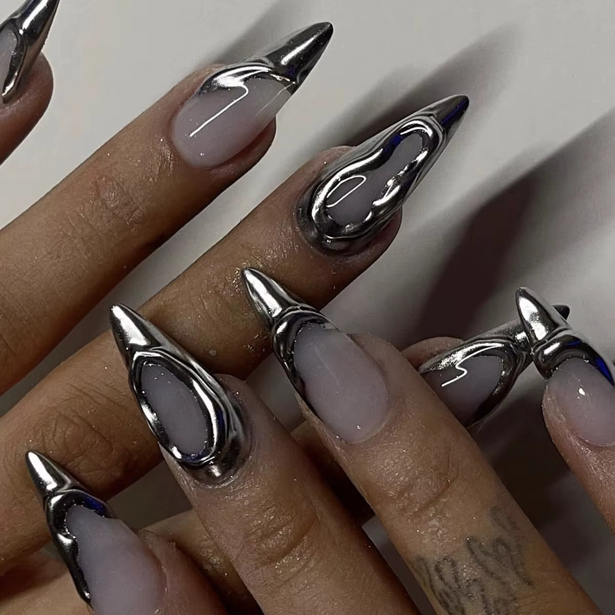 Faux ongles amande 3D dorés et noirs