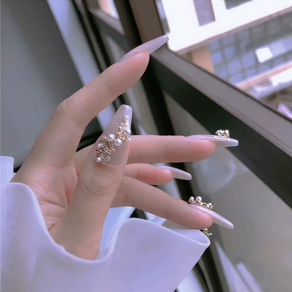 Accessoires de manucure en forme de cœur et de papillon, décorations pour Nail Art, bijoux en Zircon, pendentif en alliage, chaîne, nœud, strass pour ongles