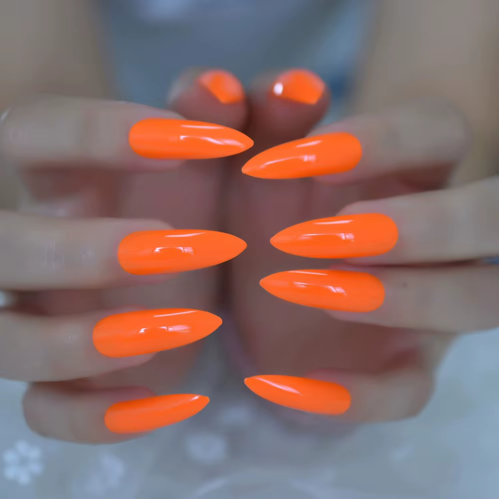 Faux ongles néon extrêmement longs