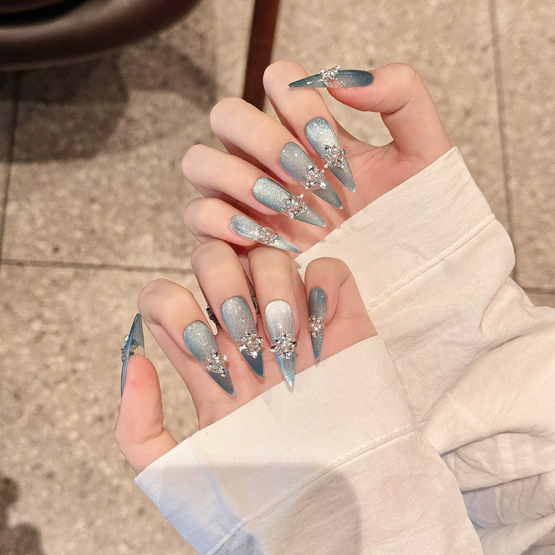 Faux ongles brillants faits à la main