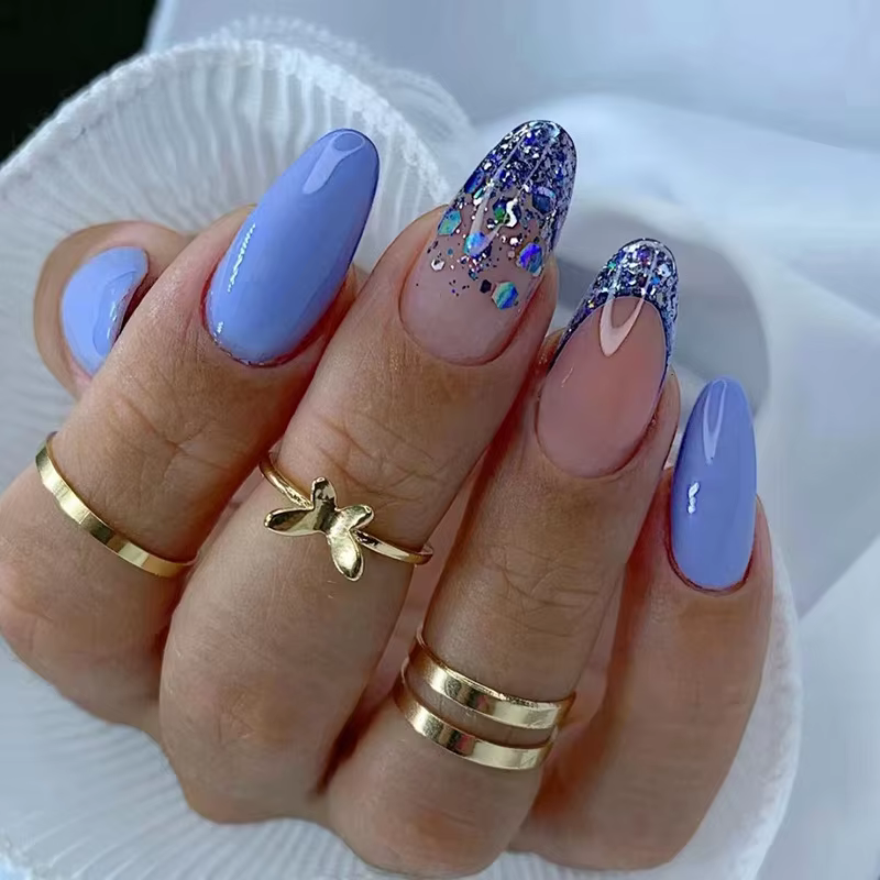 24 faux ongles bleus ondulés avec motif amande