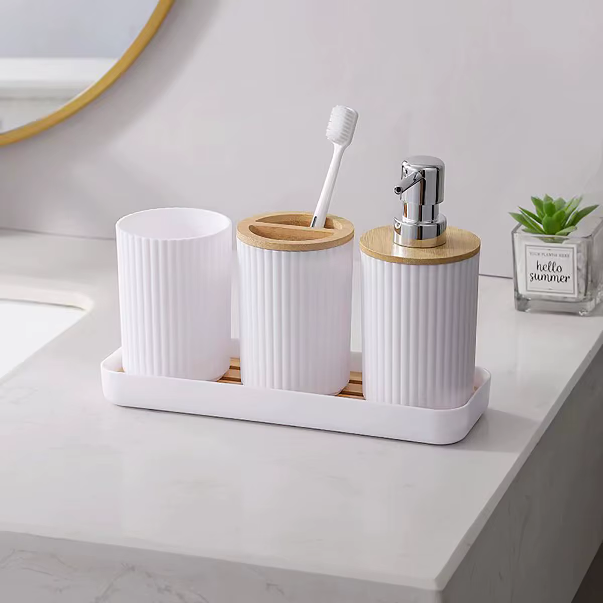 Ensemble d'accessoires de salle de bains, comptoir de vanité, distributeur de savon, brosse à dents, porte-coton-tige et plateau, décor de salle de bains, pots d'apothicaire