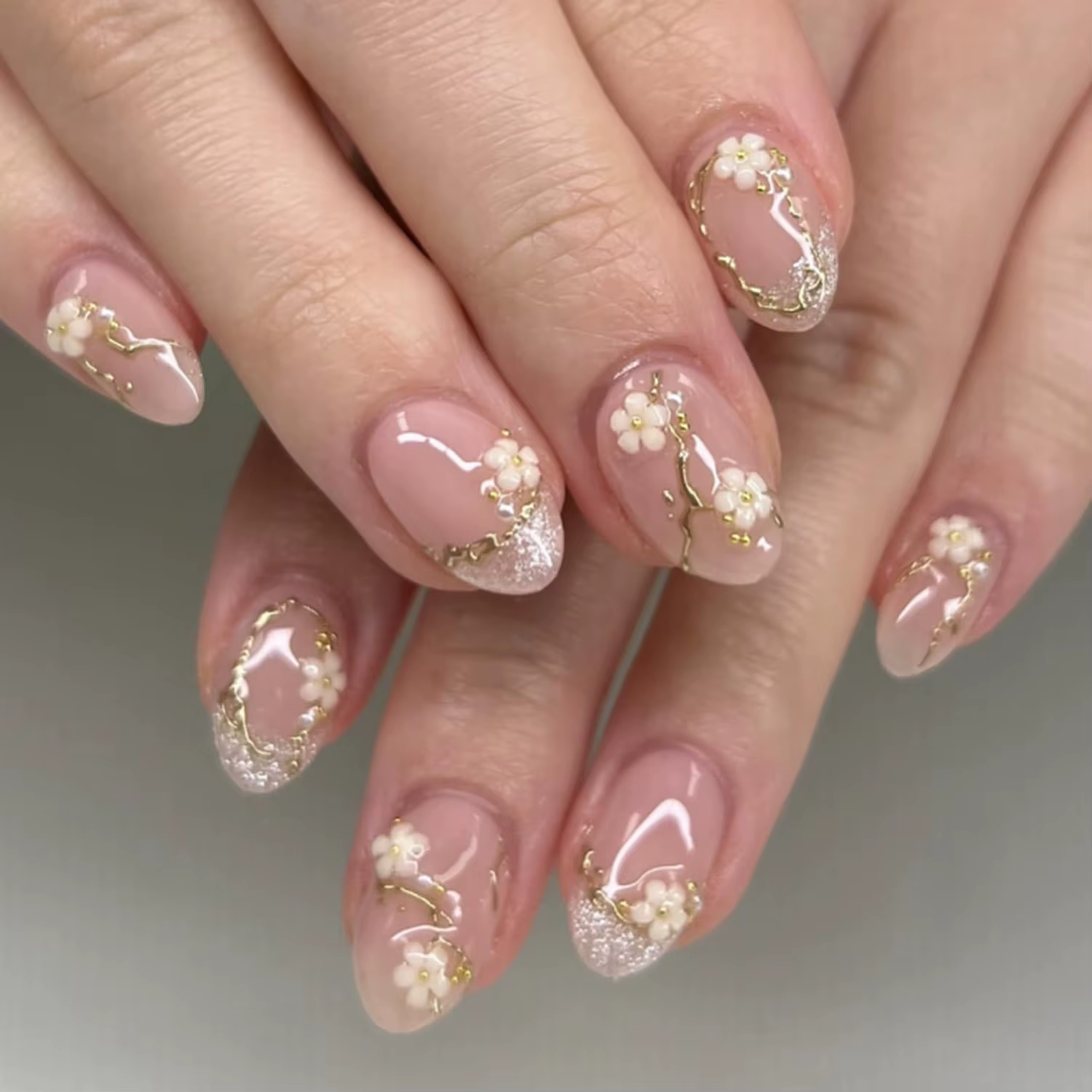 Faux ongles à presser courts en amande rose avec motifs floraux 3D