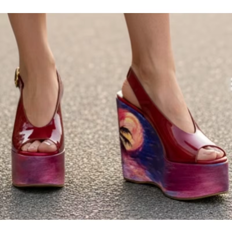 Sandales compensées à plateforme en cuir verni rouge avec motifs graffiti pour femme, été 2026, à bride arrière, bout ouvert, talons hauts, chaussures de plage et de soirée