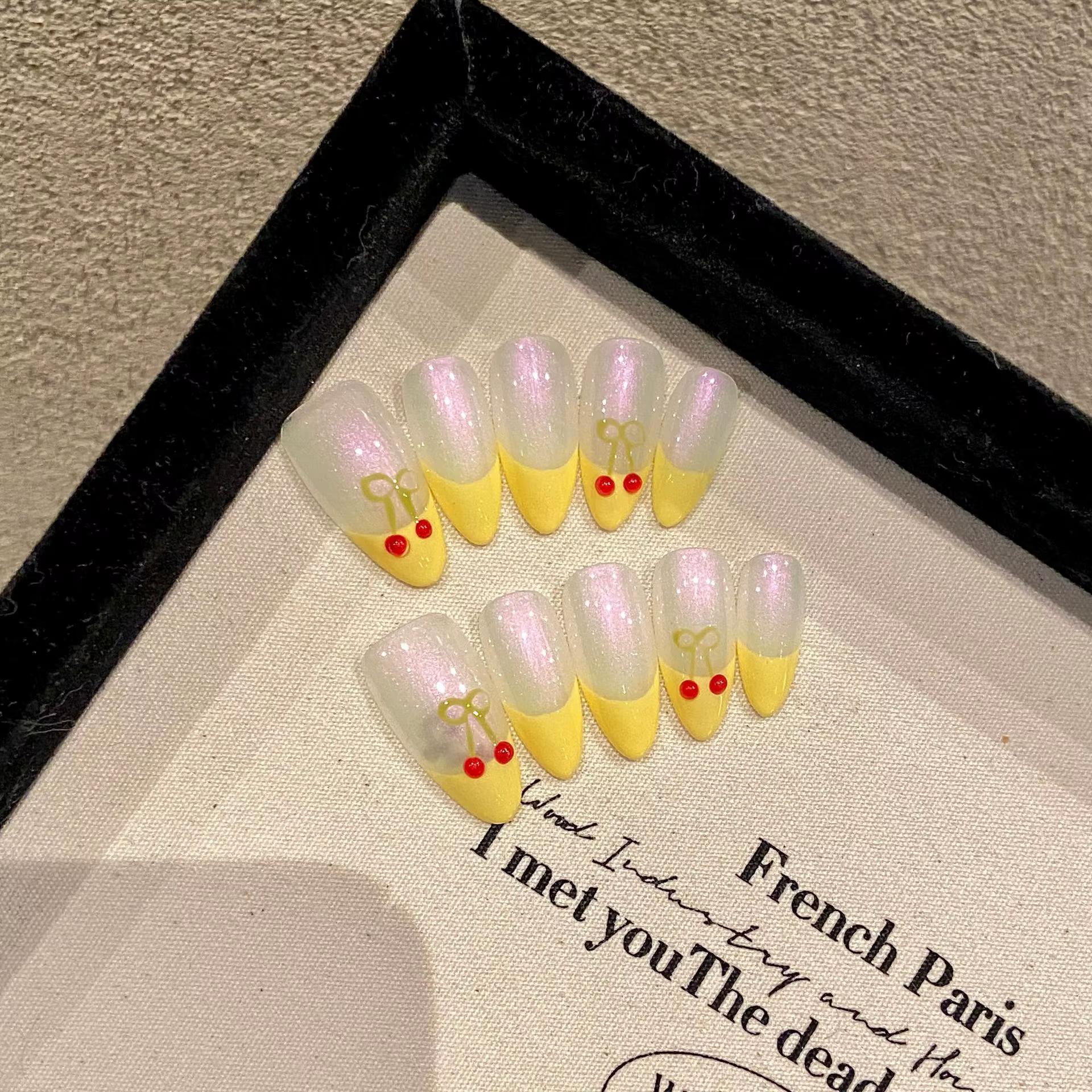 Presse à la main sur les ongles ours mignon faux