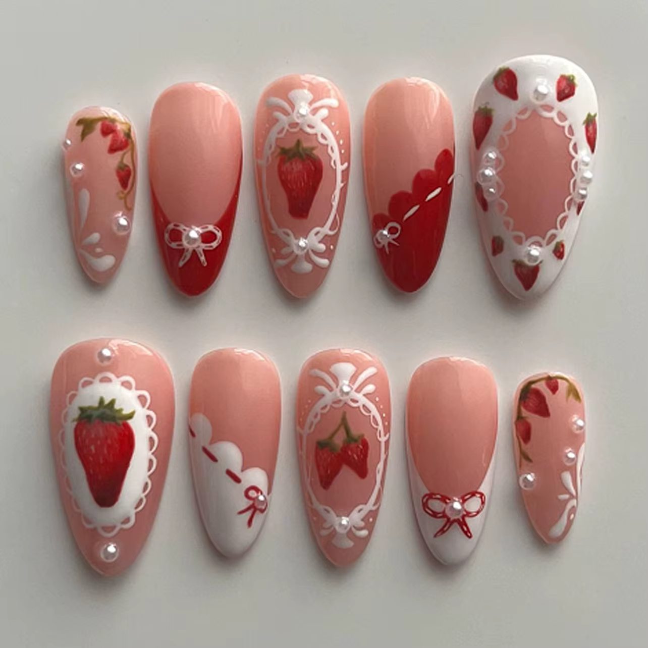 24 faux ongles à presser moyens en forme d'amande