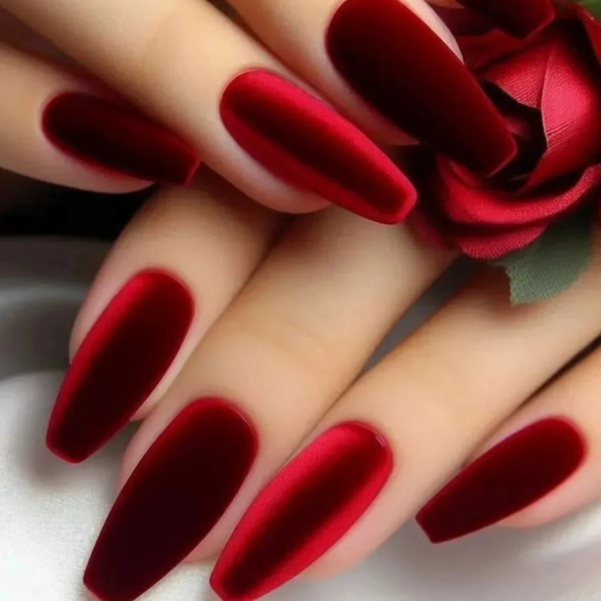 24 pièces/ensemble faux ongles rouge velours pour femmes filles fête du nouvel an moyen amande ballet mat